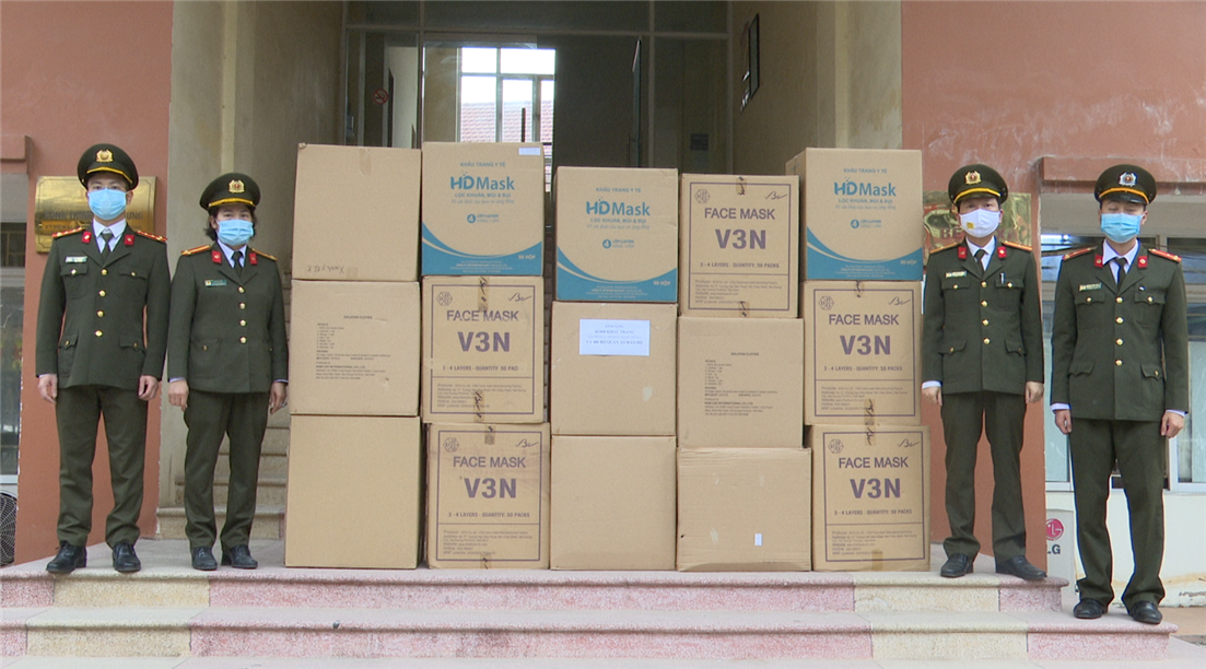Phòng An ninh kinh tế huy động ủng hộ vật tư y tế cho Công an tỉnh.