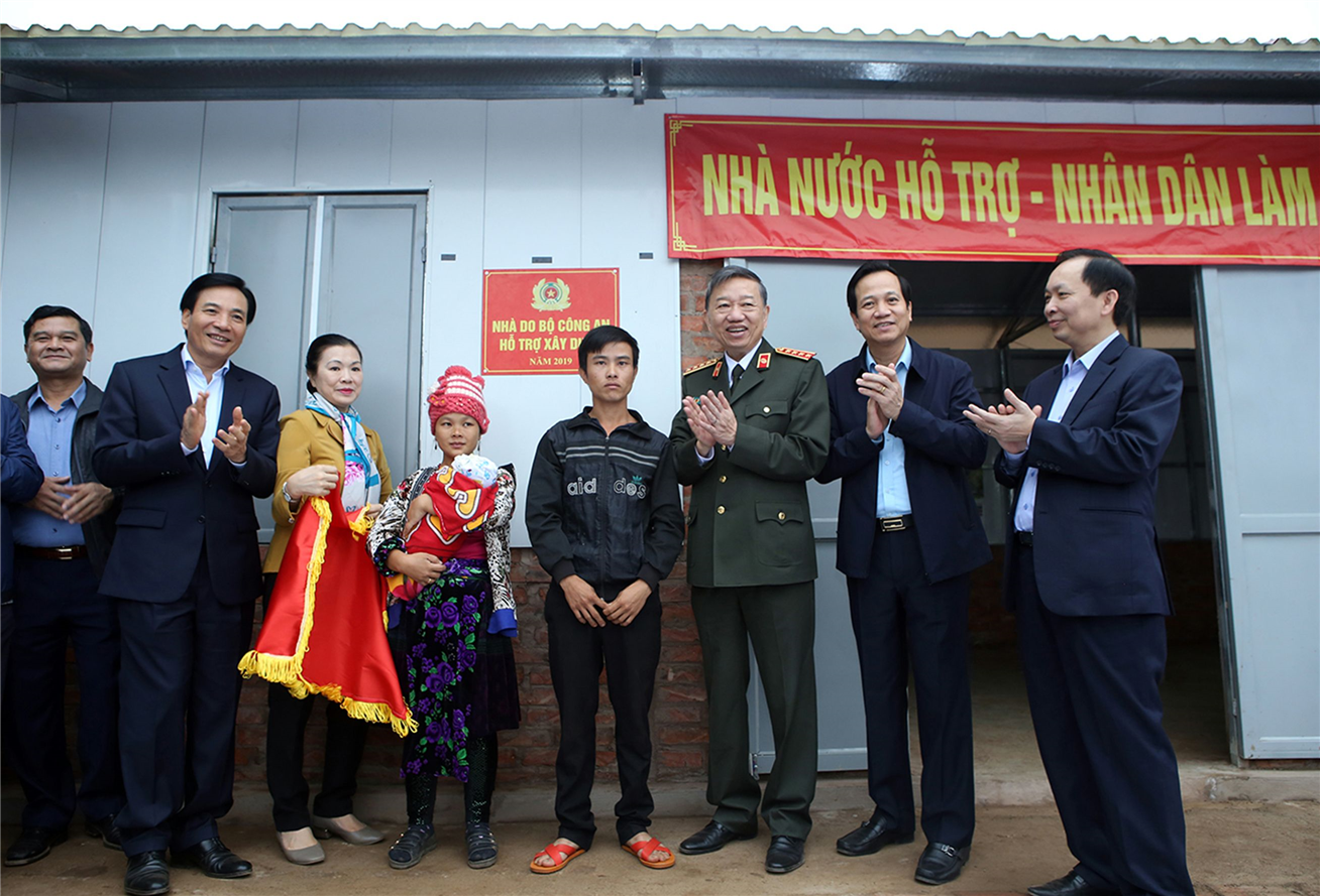 Đại tướng Tô Lâm, Ủy viên Bộ Chính trị, Bộ trưởng Bộ Công an cùng các đại biểu trao nhà cho hộ nghèo tại bản Co Lót, xã Mường Nhé, huyện Mường Nhé (Điện Biên).