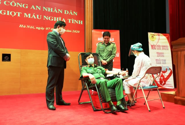 Thứ trưởng Công an Nguyễn Duy Ngọc tham gia hiến máu tình nguyện.