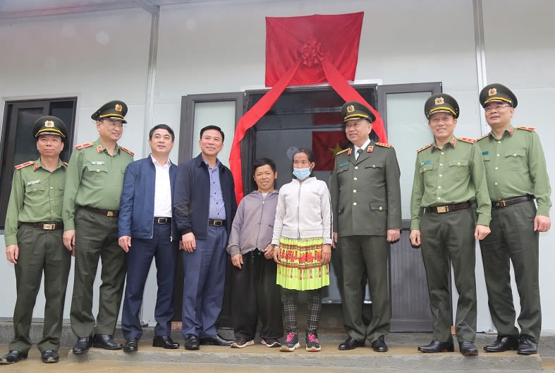 Bộ trưởng Tô Lâm và các đại biểu trao tặng nhà và thăm hỏi, động viên hộ gia đình anh Vàng A Lồng, xã Trung Lý, huyện Mường Lát.