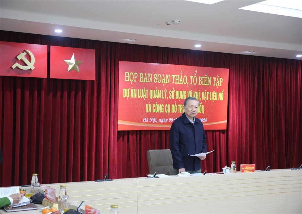 Bộ trưởng Tô Lâm, Trưởng Ban Soạn thảo phát biểu tại cuộc họp.