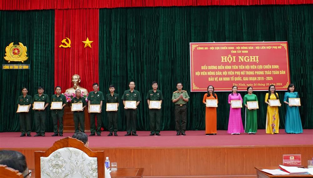 Đại tá Nguyễn Văn Trãi, Giám đốc Công an tỉnh Tây Ninh tặng giấy khen cho các tập thể có tành tích xuất sắc trong phong trào toàn dân bảo vệ ANTQ giai đoạn 2019 -2024.