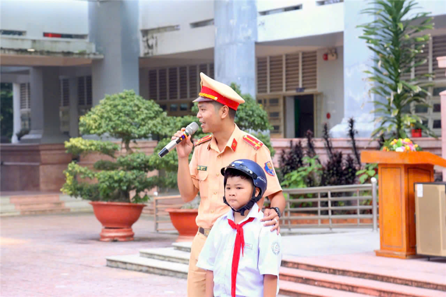 Tuyên truyền an toàn giao thông cho các em học sinh.