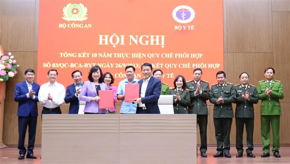 Bộ trưởng Lương Tam Quang và Bộ trưởng Đào Hồng Lan ký Quy chế phối hợp giữa Bộ Công an và Bộ Y tế.