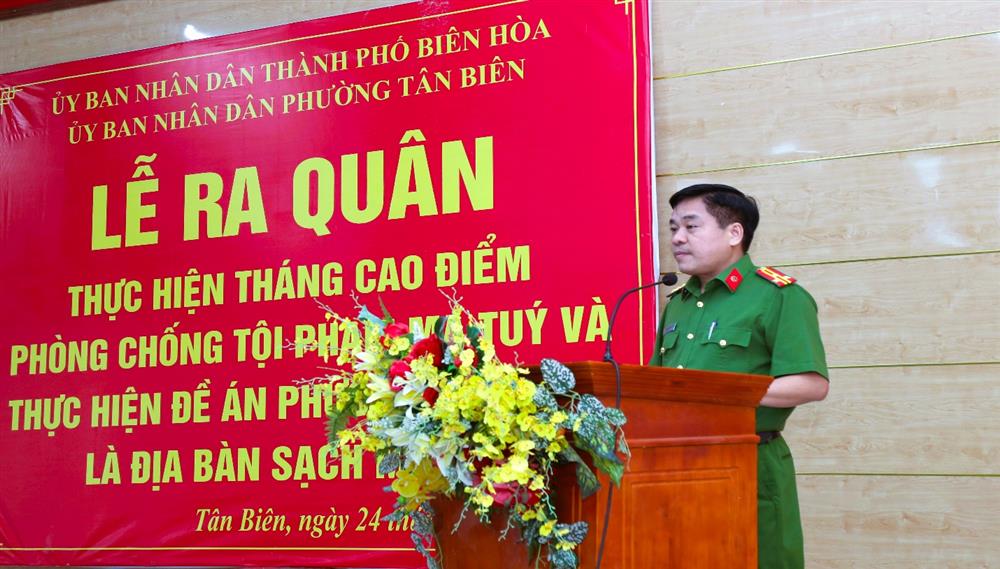 Thượng tá Ninh Văn Đẳng, Phó trưởng Công an TP Biên Hòa phát biểu chỉ đạo tại buổi Lễ.