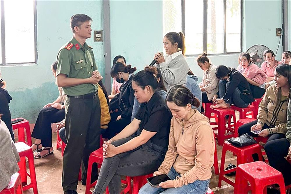 Lực lượng chức năng tuyên truyền về phương thức, thủ đoạn của các loại tội phạm để người dân xã Phú Sơn, huyện Bù Đăng cảnh giác, phòng ngừa.
