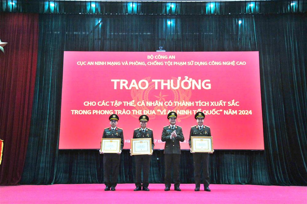 Thứ trưởng Phạm Thế Tùng trao Huy hiệu 30 năm tuổi Đảng cho các cá nhân.