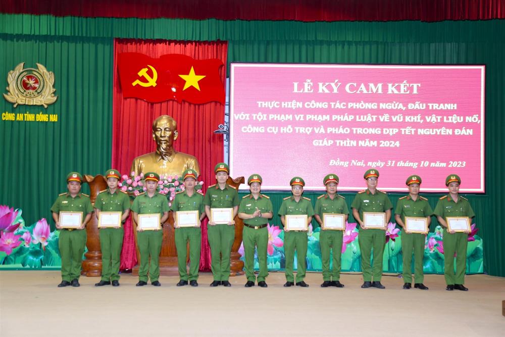 Đại tá Trần Anh Sơn, Phó Giám đốc Công an tỉnh Đồng Nai trao tặng Giấy khen cho các tập thể, cá nhân có thành tích xuất sắc trong đợt kiểm tra chất lượng Cảnh sát khu vực.