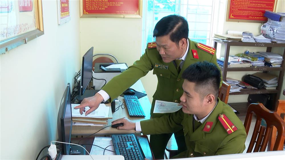 Trung tá Nguyễn Anh Tuấn hướng dẫn công việc cho cán bộ, chiến sĩ.