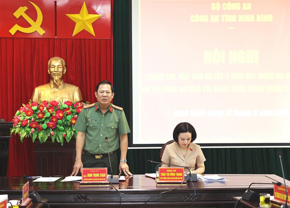 Đại tá Đinh Trọng Soạn, Phó Giám đốc Công an tỉnh phát biểu tại hội nghị.