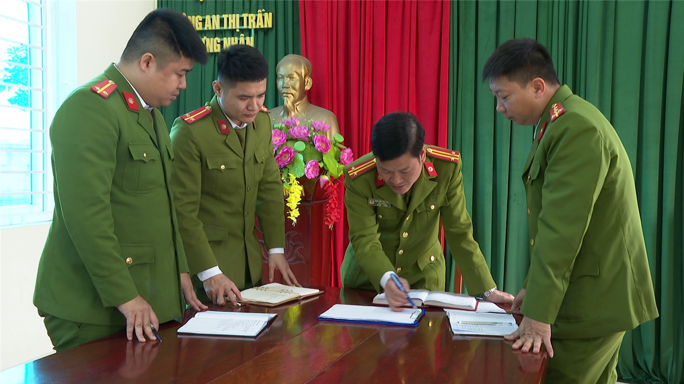 Trung tá Nguyễn Anh Tuấn triển khai kế hoạch đấu tranh, phòng ngừa tội phạm.