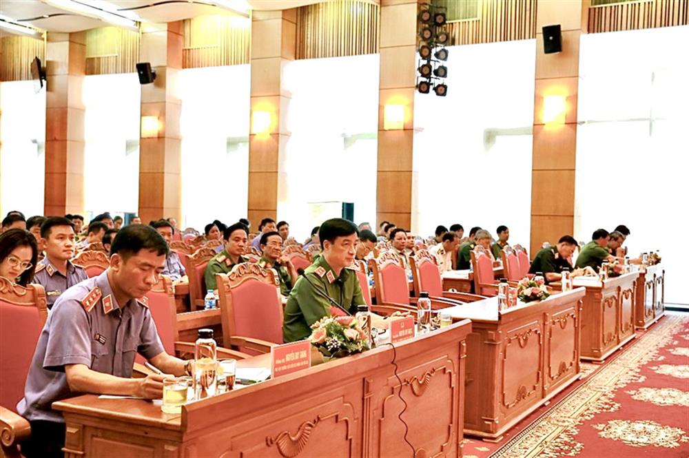 Thứ trưởng Nguyễn Duy Ngọc với các đại biểu tham dự Hội nghị.