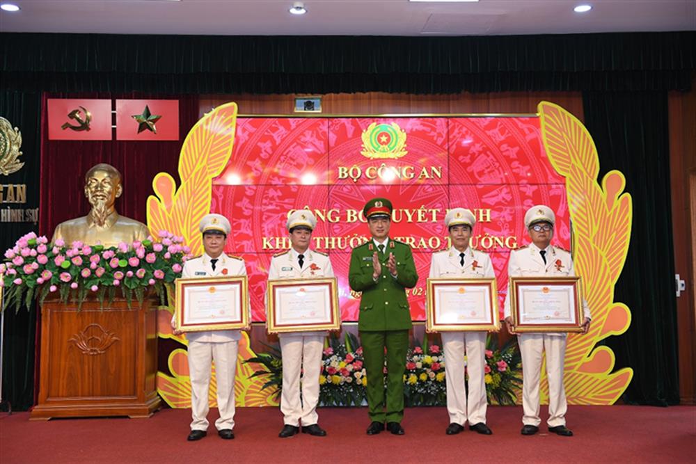 Thừa ủy quyền, Thứ trưởng Nguyễn Duy Ngọc trao Huân chương Chiến công các hạng tặng các cá nhân nguyên lãnh đạo Cục Cảnh sát hình sự.