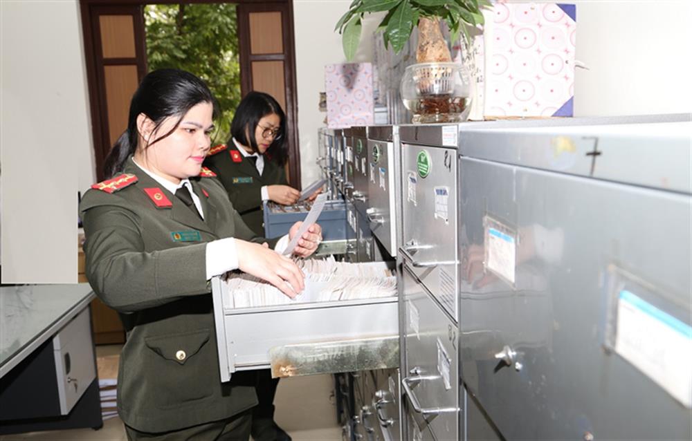 Đại úy Quách Thị Huệ cùng đồng đội tra cứu thông tin phục vụ yêu cầu công tác của các đơn vị Công an tỉnh Hà Nam.