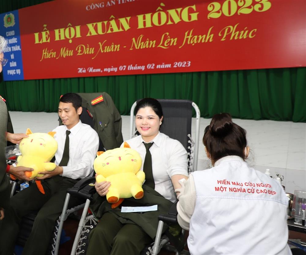Đại úy Quách Thị Huệ tích cực tham gia hiến máu tình nguyện trong các phong trào hiến máu tình nguyện do các cấp phát động.