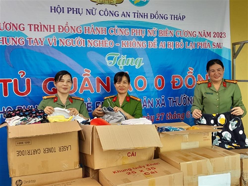 Hội phụ nữ Công an tỉnh Đồng Tháp tặng quần áo đến bà con vùng biên giới.