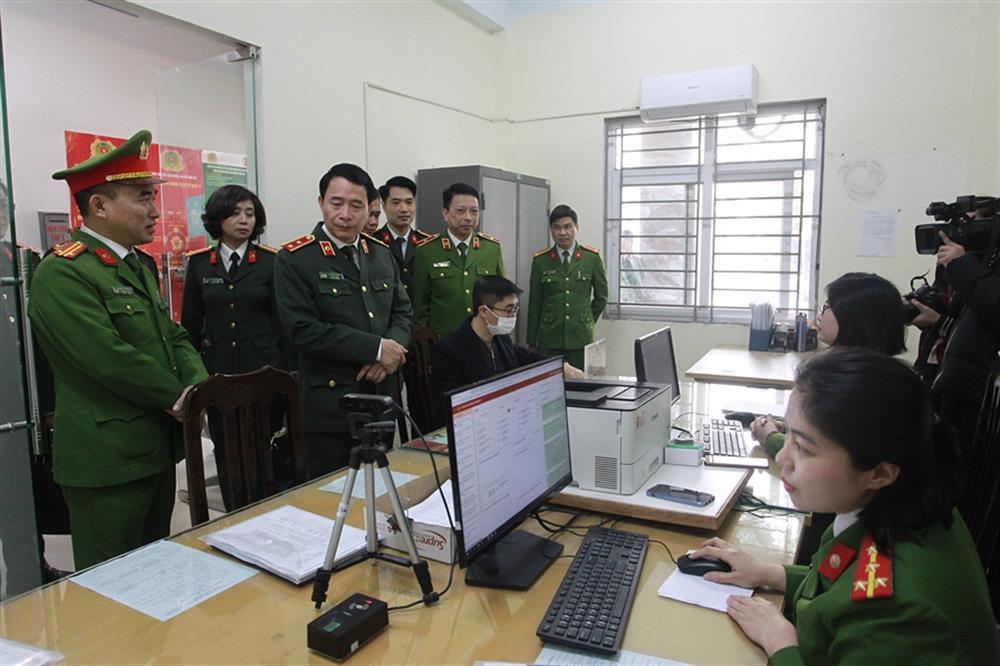 Thứ trưởng Lê Quốc Hùng cùng Đoàn công tác kiểm tra thực tế tại Công an phường Khương Trung