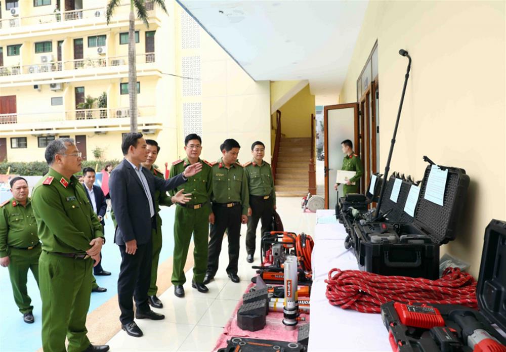 Phó Thủ tướng Chỉnh phủ Trần Lưu Quang với các đại biểu tham quan khu trưng bày thiết bị PCCC và CNCH.