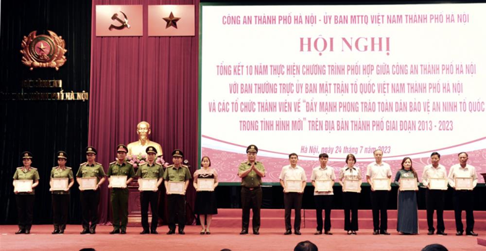 Giám đốc Công an TP Hà Nội trao Giấy khen tặng các tập thể, cá nhân có thành tích xuất sắc.