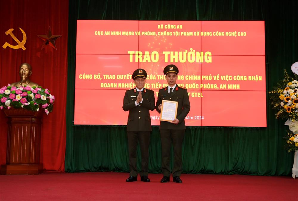 Thừa ủy quyền, Thứ trưởng Lương Tam Quang trao Quyết định của Thủ tướng Chính phủ về việc công nhận doanh nghiệp trực tiếp phục vụ quốc phòng, an ninh cho Tổng công ty Công nghệ - Viễn thông Toàn cầu (GTEL).