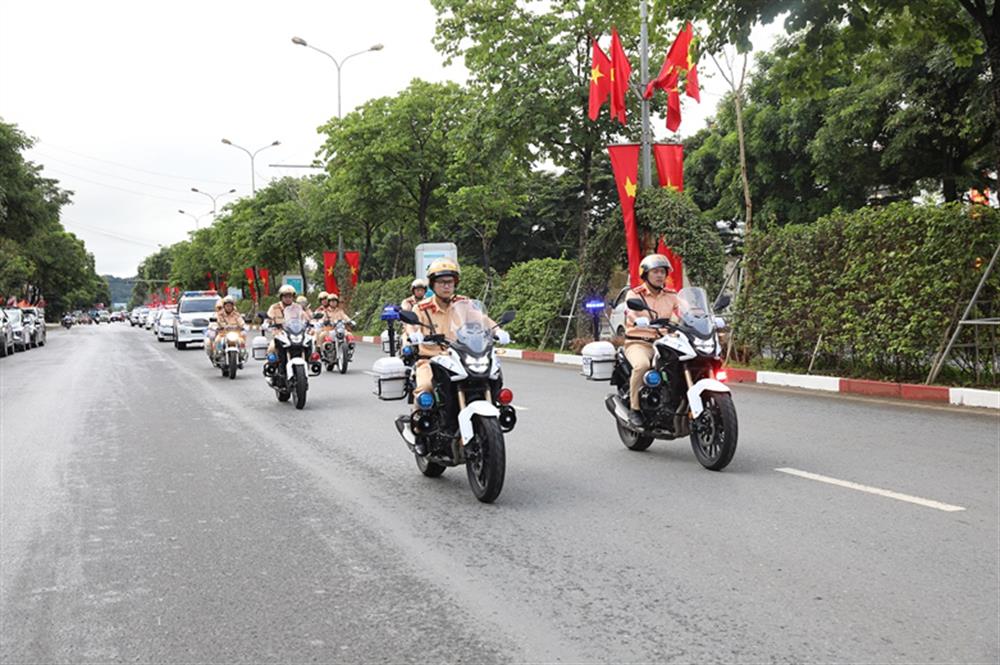 Lực lượng Cảnh sát giao thông ra quân đảm bảo an toàn giao thông.