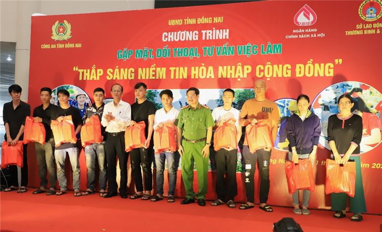 Lãnh đạo Công an tỉnh Đồng Nai tặng quà cho người chấp hành xong án phạt tù tái hòa nhập cộng đồng có hoàn cảnh khó khăn.