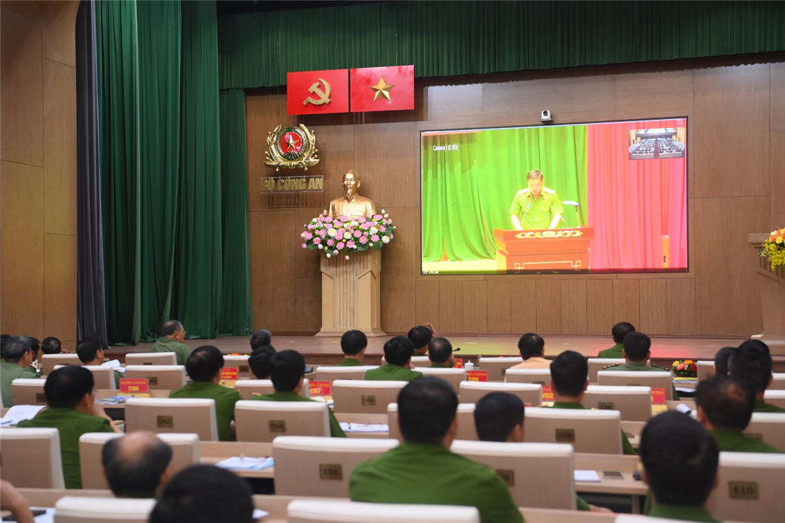 Hội nghị được tổ chức dưới hình thức trực tuyến giữa đầu cầu Bộ Công an với Công an 63 đơn vị, địa phương.