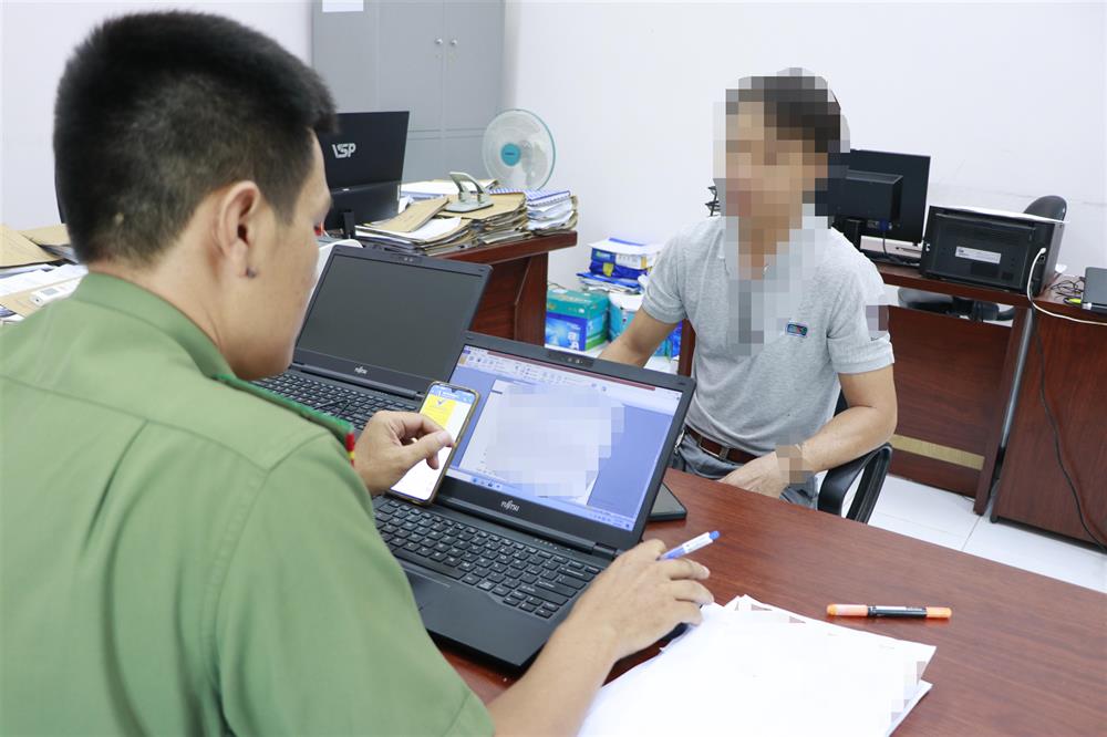 Ông C.X.H trình báo vụ việc tại cơ quan Công an.