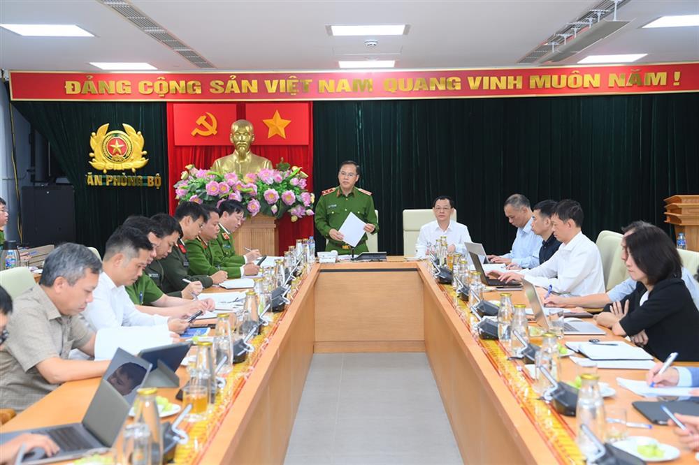 Thứ trưởng Nguyễn Văn Long phát biểu kết luận buổi làm việc Bộ Y tế về tháo gỡ những khó khăn, vướng mắc nhằm đẩy nhanh tiến độ triển khai Đề án 06 tại Bộ Y tế.