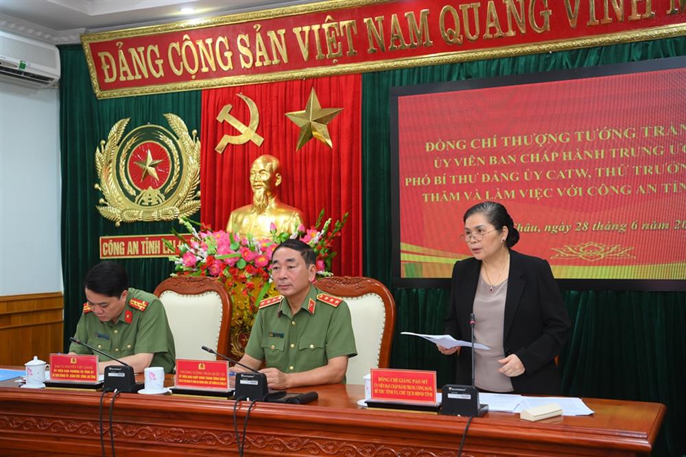 Đồng chí Giàng Páo Mỷ, Bí thư Tỉnh ủy Lai Châu phát biểu tại buổi làm việc.