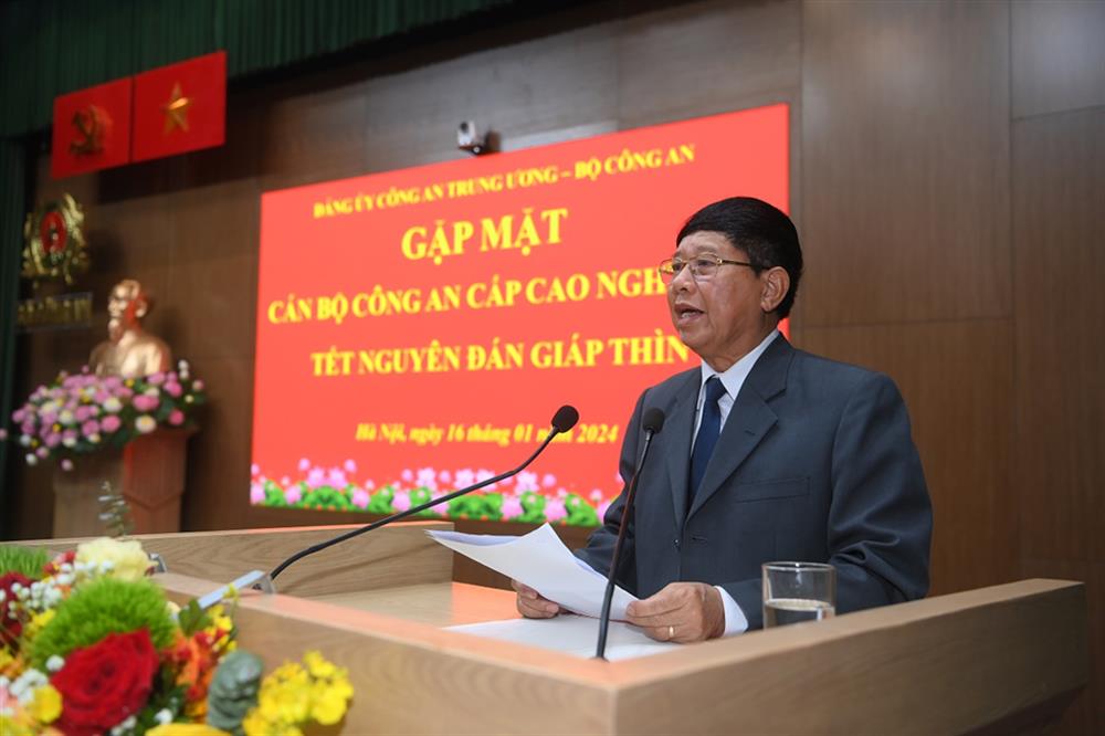 Thiếu tướng Vũ Hùng Vương, Anh hùng Lực lượng vũ trang nhân dân, nguyên Phó Tổng cục trưởng Tổng cục Cảnh sát Bộ Công an, Phó Chủ tịch Thường trực Hội Cựu Công an nhân dân Việt Nam đại diện các cán bộ cấp cao nghỉ hưu phát biểu tại buổi gặp mặt.