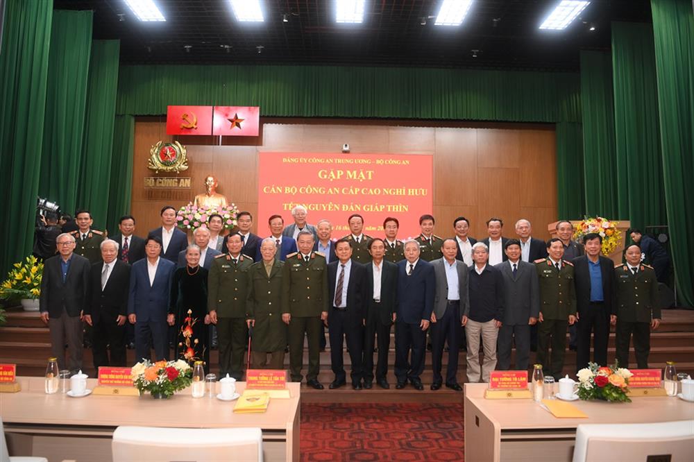 Bộ trưởng Tô Lâm với các đại biểu tham dự buổi gặp mặt.