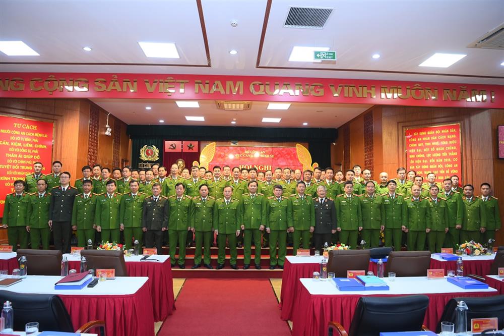 Thứ trưởng Nguyễn Văn Long với các đại biểu tham dự Hội nghị.