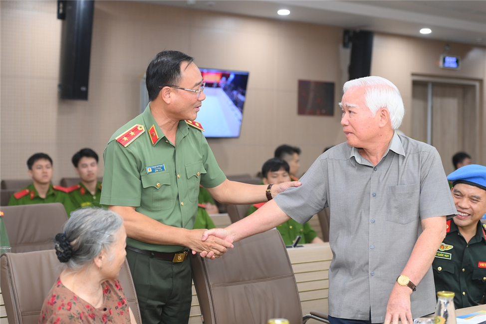 Thứ trưởng Phạm Thế Tùng thăm hỏi Thiếu tướng, Anh hùng lực lượng vũ trang nhân dân Trịnh Văn Vệ, nguyên Giám đốc Công an tỉnh Nam Định, thân nhân gia đình của Trung tá Trịnh Xuân Hiển.