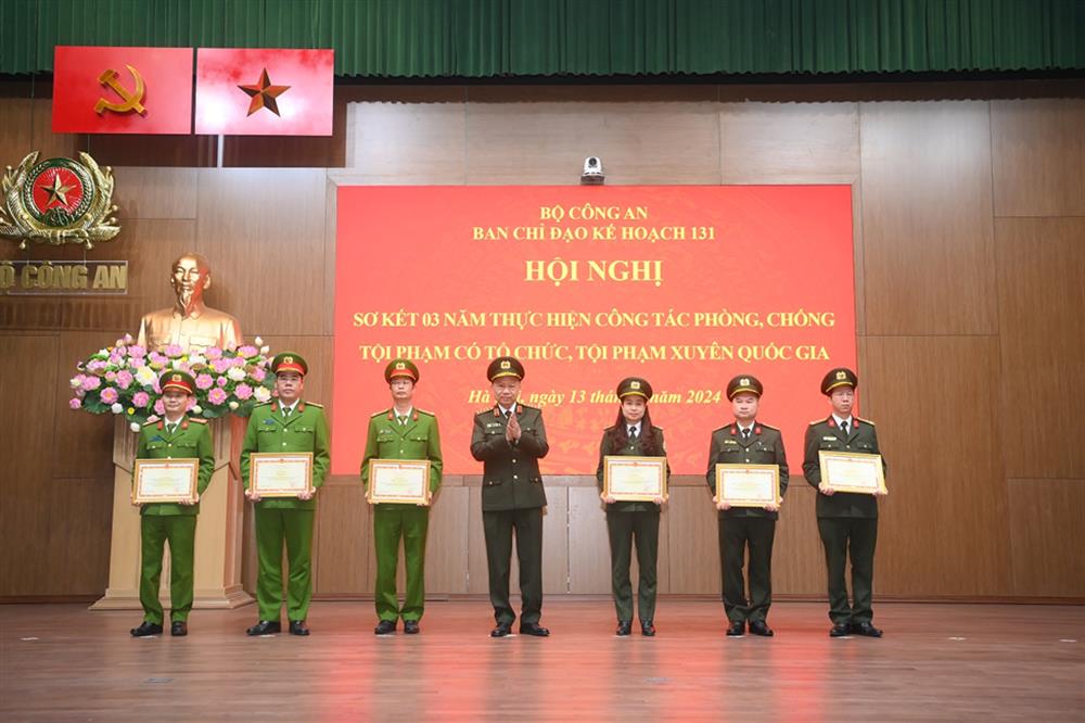 Bộ trưởng Tô Lâm và Thứ trưởng Nguyễn Duy Ngọc trao Bằng khen của Bộ Công an tặng các tập thể, cá nhân có thành tích xuất sắc.