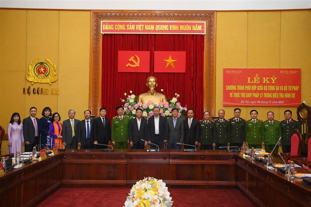 Bộ trưởng Tô Lâm và Bộ trưởng Bộ Tư pháp Lê Thành Long với các đại biểu tham dự buổi Lễ.