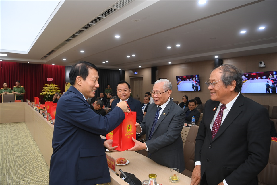 Bộ trưởng Lương Tam Quang tặng quà các đại biểu.