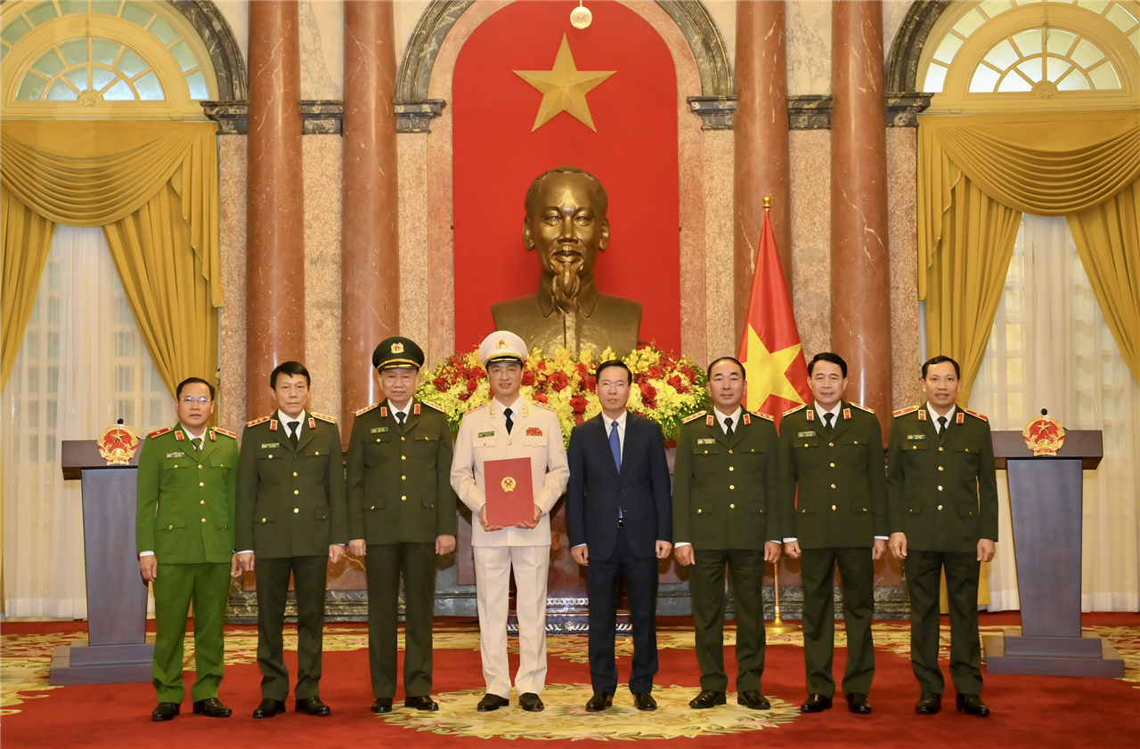Chủ tịch nước Võ Văn Thưởng và các đồng chí lãnh đạo Bộ Công an tặng hoa chúc mừng Thứ trưởng Nguyễn Duy Ngọc.