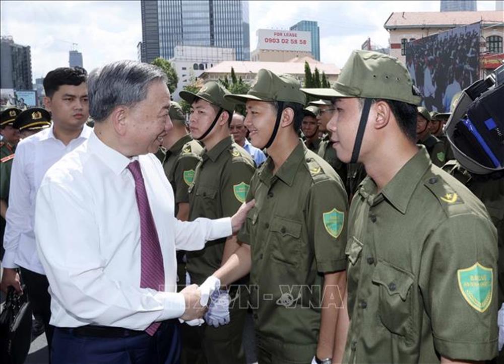 Chủ tịch nước Tô Lâm động viên lực lượng tham gia bảo vệ ANTT ở cơ sở tại TP. Hồ Chí Minh (ảnh: TTXVN).