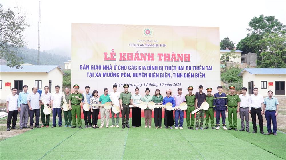 Công an Điện Biên bàn giao nhà cho 10 hộ gia đình.