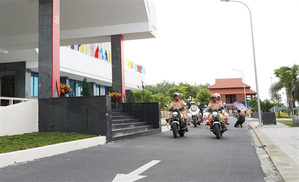 Các lực lượng ra quân quân cao điểm đảm bảo trật tự, an toàn giao thông.