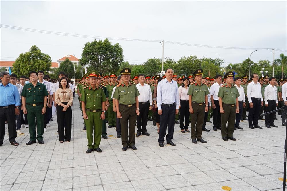 Đại biểu dự lễ ra quân.