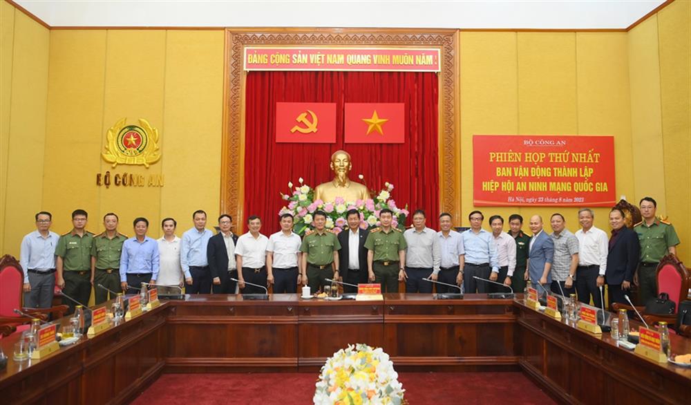 Thứ trưởng Lương Tam Quang với các đại biểu dự phiên họp.