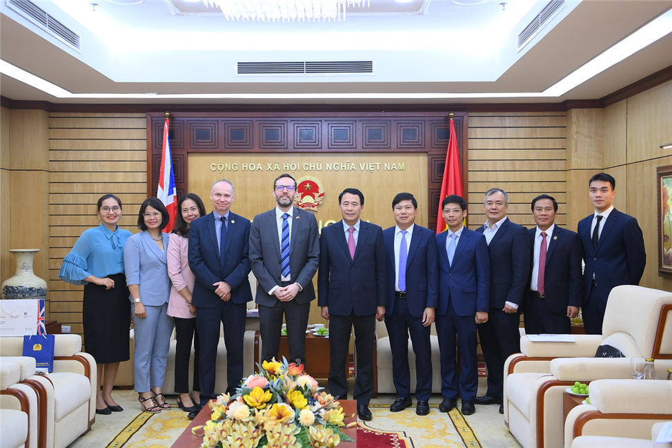 Thứ trưởng Lê Quốc Hùng và ngài Iain Frew, Đại sứ Đặc mệnh toàn quyền Liên hiệp Vương quốc Anh và Bắc Ireland với các đại biểu.
