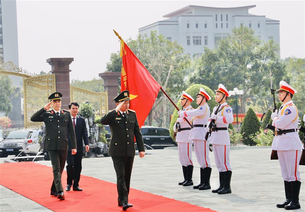 Bộ trưởng Tô Lâm duyệt Đội danh dự Công an tỉnh Lào Cai.