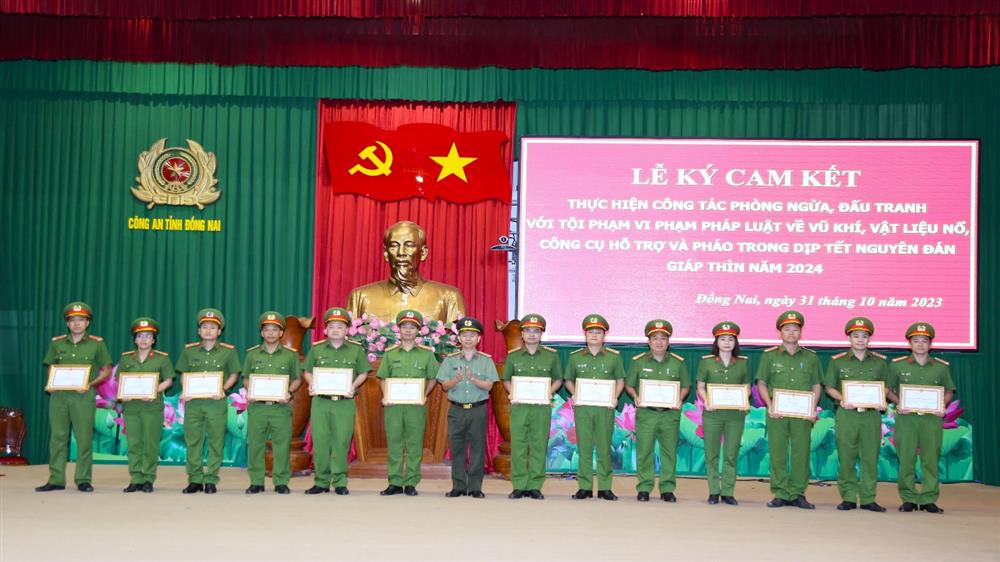 Đồng chí Đại tá Trần Tiến Đạt, Phó Bí thư Đảng ủy, Phó Giám đốc Công an tỉnh trao tặng Giấy khen cho các tập thể, cá nhân có thành tích xuất sắc trong thực hiện Cao điểm.