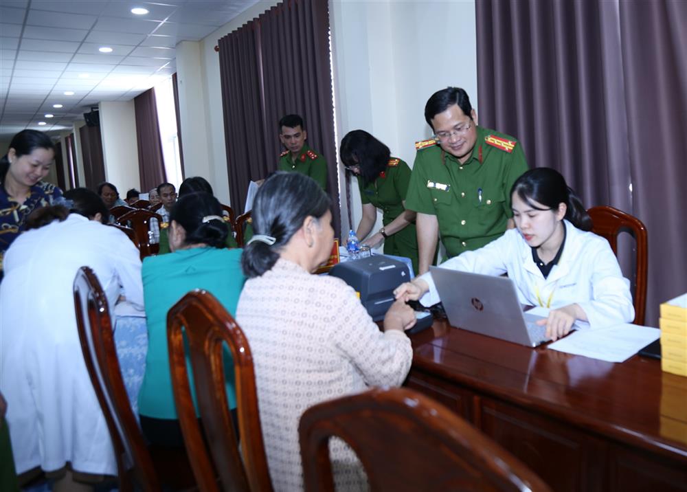 Đại tá Trần Anh Sơn, Phó giám đốc Công an tỉnh Đồng Nai trực tiếp chỉ đạo thực hiện công tác thu mẫu sinh trắc ADN của thân nhân các liệt sĩ chưa xác định thông tin trên địa bàn Đồng Nai.