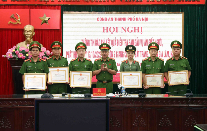 Thừa ủy quyền của Bộ trưởng Bộ Công an, Thiếu tướng Nguyễn Thanh Tùng trao tặng Bằng khen của Bộ trưởng Bộ Công an cho các tập thể, cá nhân có thành tích trong điều tra vụ án.