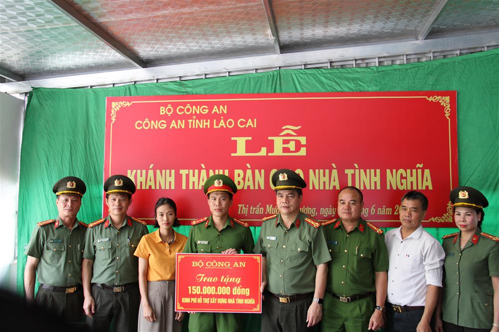Khánh thành nhà tình nghĩa cho cán bộ, chiến sĩ.
