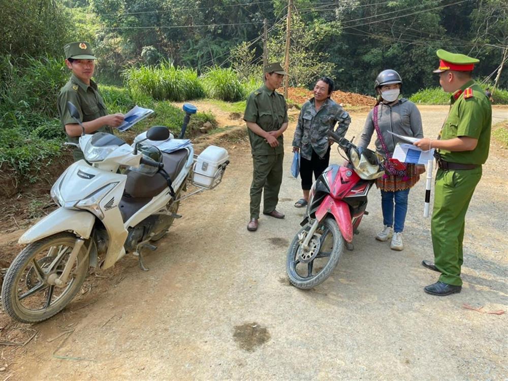 Lực lượng Công an bán chuyên trách tham gia tuyên truyền, tuần tra cùng lực lượng Công an xã.
